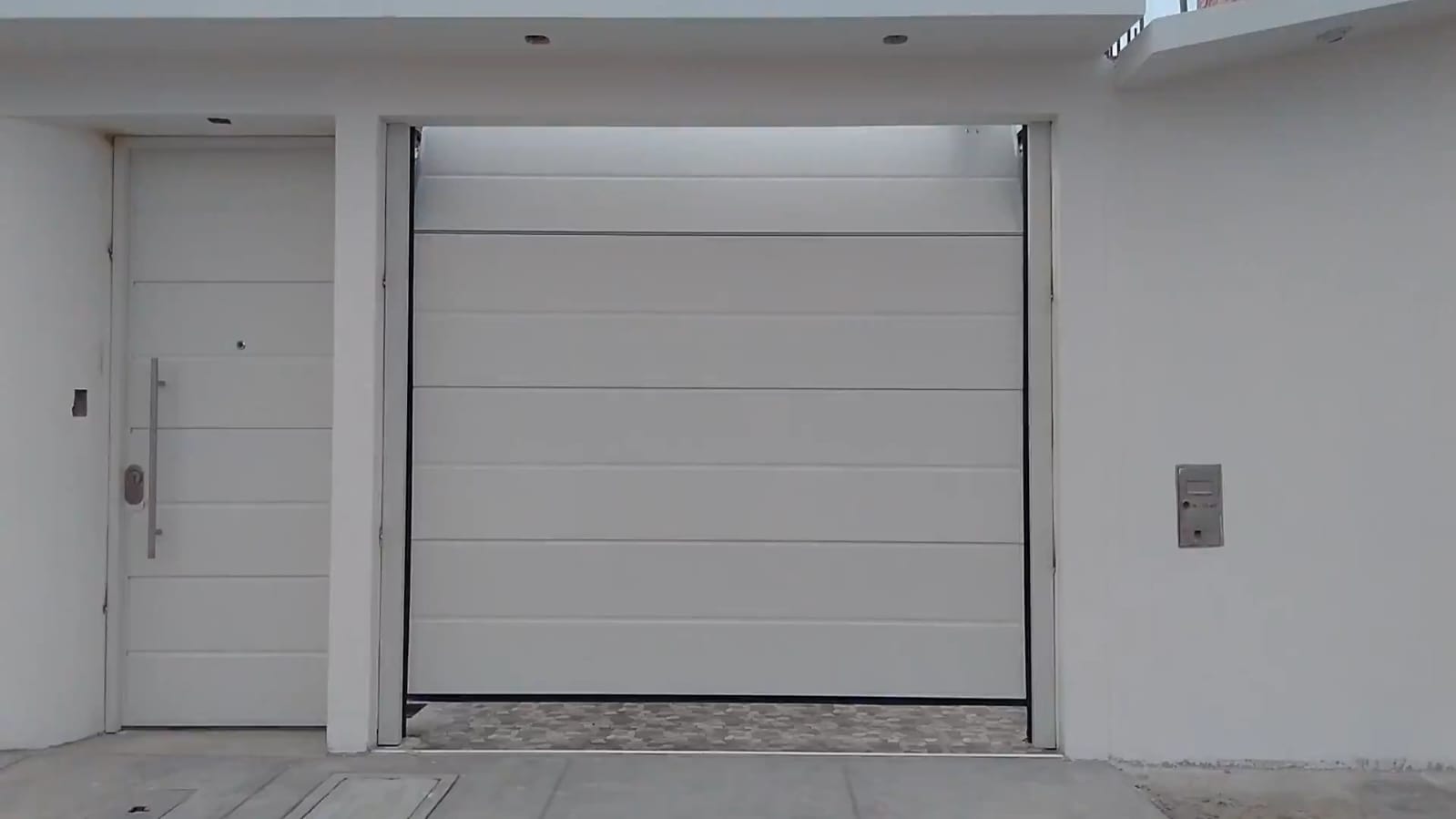 Puerta principal y portón seccional